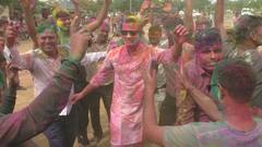 Holi 2024: भरतपुर में खाकी पर चढ़ा होली का खुमार, खुशी से नाचे अधिकारी और जवान, देखें तस्वीरें