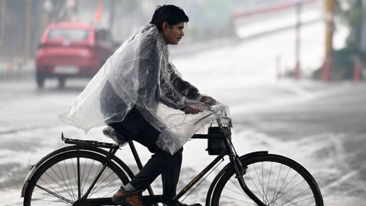 Delhi IMD Forecasts Light Rain Capital Records Minimum Temperature 17.7°C IMD Predicts Light Rain For Delhi As Capital Records Minimum Temperature Of 17.7°C