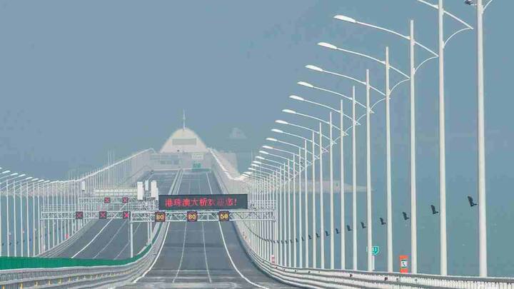 55 किलोमीटर लंबा ये ब्रिज समुद्र के ऊपर बना हुआ है. ये ब्रिज सांप जैसा दिखता है और एक नहीं बल्कि तीन जगहों हांगकांग, मकाओ और चीन को जोड़ता है.