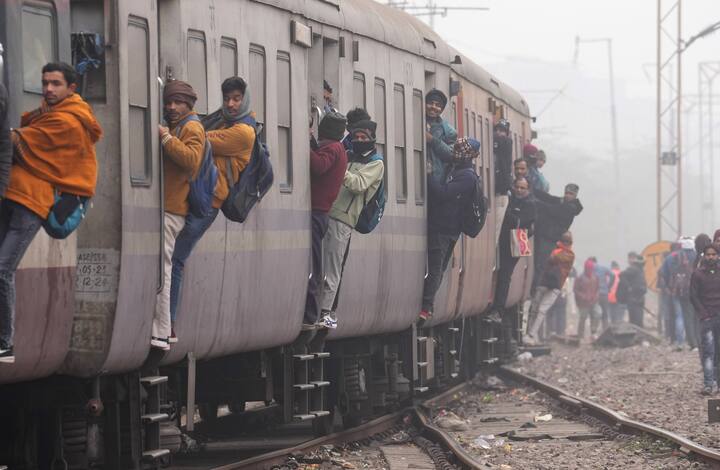 ट्रेन में अगर एक्स्ट्रा लगेज ले जाना है तो इसका मिनिमम चार्ज 30 रुपये होता है. ज्यादा सामान के लिए आपको लगेज ऑफिस में 30 मिनट पहले पहुंचना होगा.