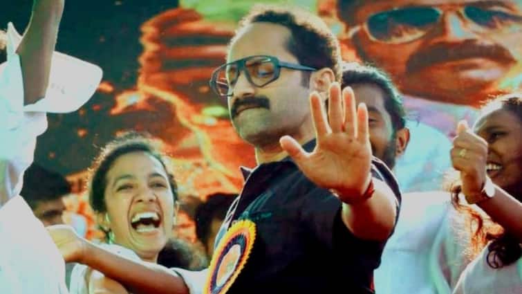 Watch video Actor Fahadh Faasil Dancing on college Event video goes viral Fahadh Faasil Dance: கல்லூரி மாணவர்களுடன் ஆட்டம் போட்ட பகத் ஃபாசில்.. இணையத்தில் கலக்கும் வீடியோ பதிவு..!