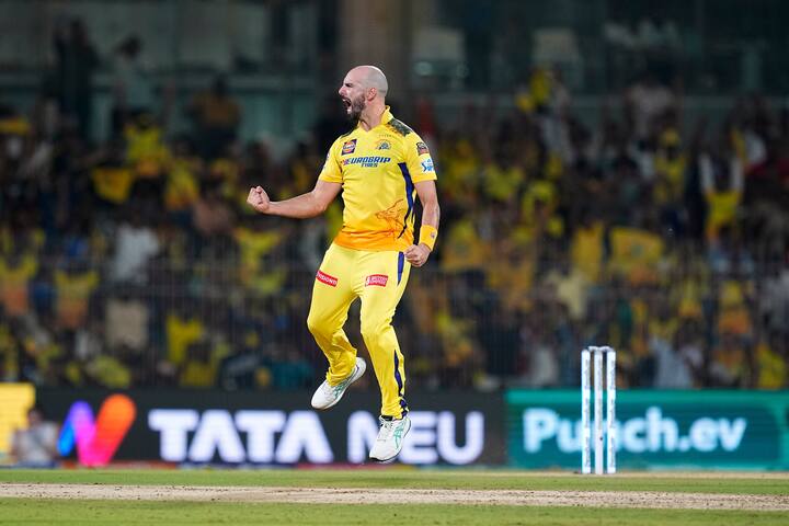 சி.எஸ்.கே பேட்டர்களில் ருத்துராஜ் கெய்க்வாட், ரச்சின் ரவிந்திரா, ஷிவம் தூபே சிறப்பான ஆட்டத்தை வெளிபடுத்தவே சென்னை அணி 20 ஓவர்கள் முடிவில் 6 விக்கெட்டுகள் இழப்பிற்கு 206 ரன்கள் பதிவு செய்தது.