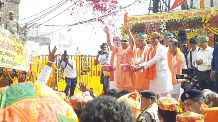 UP Gorakhpur Celebrated holi on 26 march cm yogi adityanath flagged off procession of lord Narasimha ann Gorakhpur Holi News: गोरखपुर में होली की धूम, सीएम योगी ने जमकर उड़ाया रंग-गुलाल