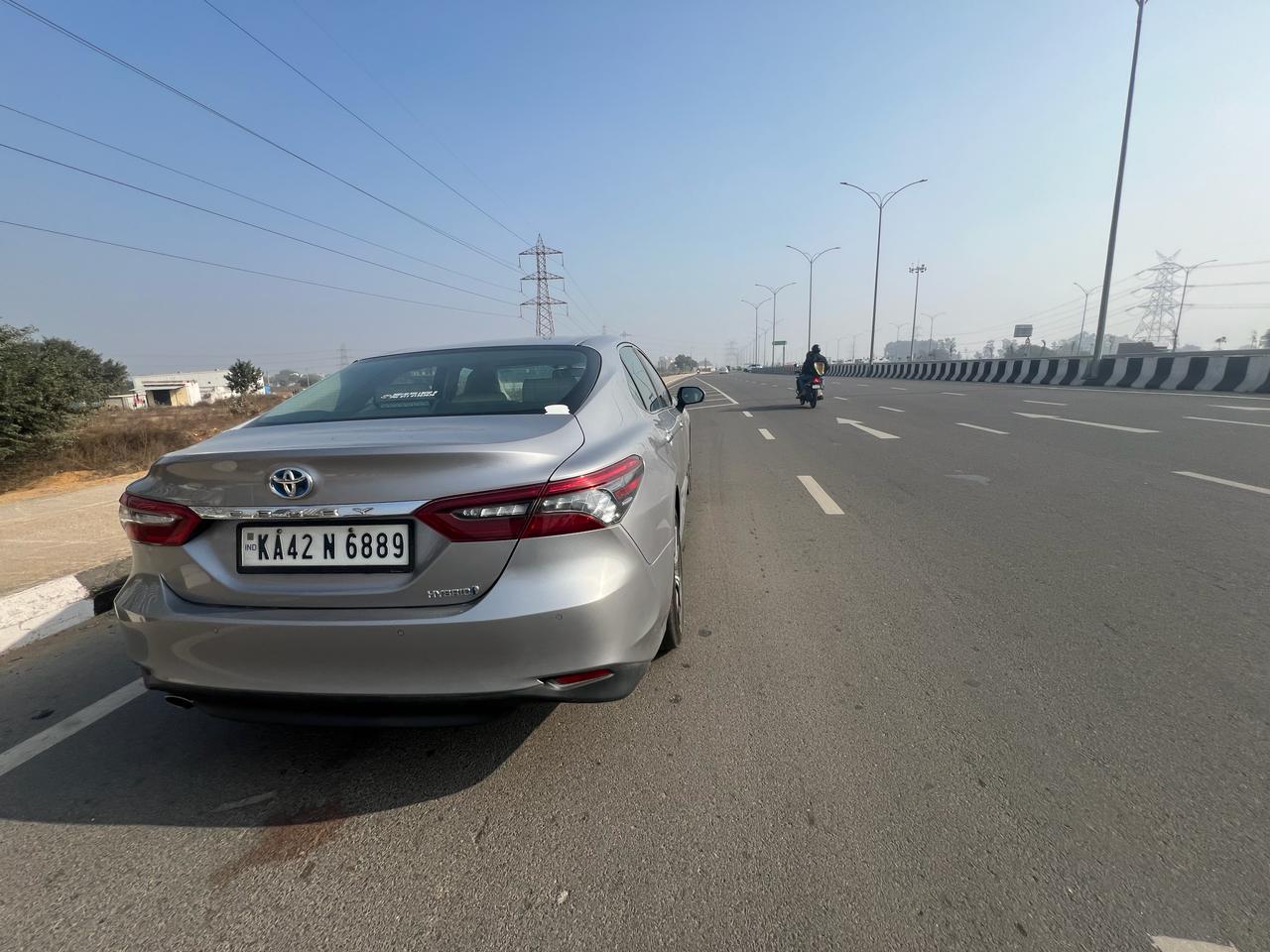 Toyota Camry Hybrid: টয়োটা ক্যামরি হাইব্রিড মানেই পাওয়ারের সঙ্গে পারফরম্যান্স,কেন এই সেডানের এত নাম ?