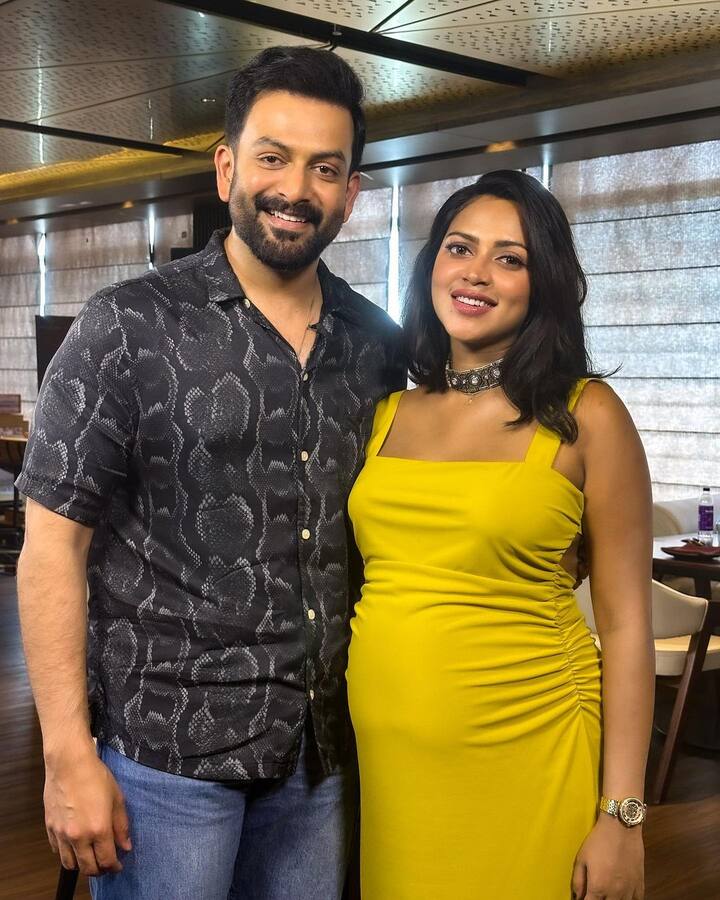 பிரித்விராஜ் நஜீபாகவும் அமலா பால் சைனுவாகவும் நடித்துள்ளார் என்பது குறிப்பிடத்தக்கது.