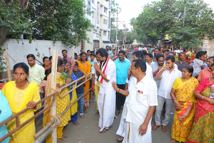 Ramachandran also engaged in canvassing among the devotees and the general public in preparation for the upcoming Lok Sabha elections. (Credit: ABP Nadu)