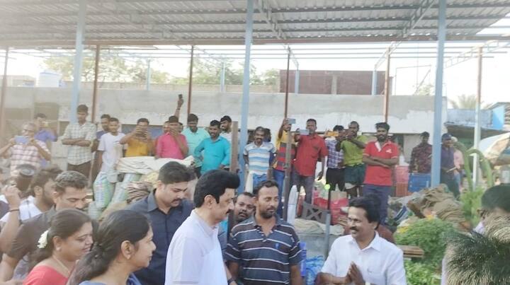 தூத்துக்குடி காமராஜ் காய்கனி காய்கறி மார்க்கெட்டில் பொதுமக்களிடம் குறைகளை கேட்டறிந்தார்.