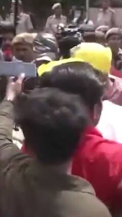 प्रदर्शन कर रहे AAP नेताओं को पुलिस ने हिरासत में लिया | abp shorts