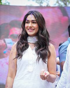 Mrunal Vijay Devarakonda : ரீல் ஜோடியுடன் ஹோலி கொண்டாடிய சீதா ராமம் நடிகை!