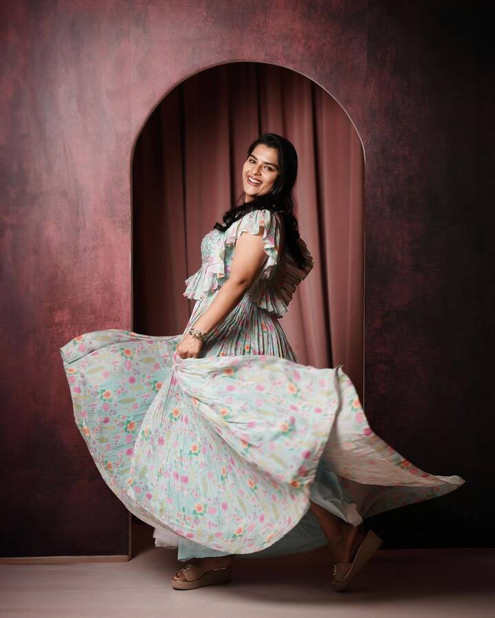 గంగోత్రి మూవీతో చైల్డ్ ఆర్టిస్టుగా పరిచమైన కావ్య ..బలగం మూవీతో హీరోయిన్ గా మంచి గుర్తింపు సంపాదించుకుంది