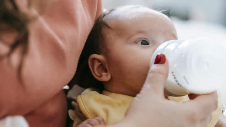 Milk :आपल्या बाळासाठी कोणते दूध सर्वोत्तम आहे हे पालकांनी जाणून घेणे महत्त्वाचे आहे. चला जाणून घेऊया कोणते दूध कोणत्या वयात मुलांसाठी चांगले आहे.