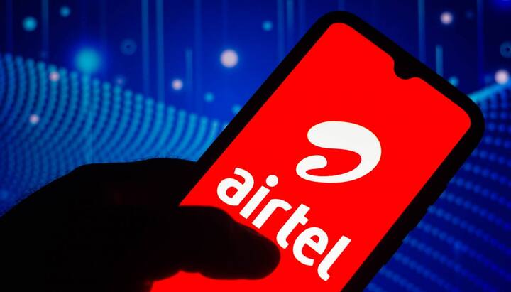 दूसरा ऑप्शन एयरटेल का 1 हजार 799 रुपये वाला रिचार्ज प्लान है. इसमें आपको अनलिमिटेड कॉलिंग का फायदा पूरे साल मिलता है हालांकि डेली डाटा इसमें शामिल नहीं है. आपको एक साथ 24जीबी डाटा और कुल 3600 एसएमएस भेजने का ऑप्शन दिया जा रहा है.