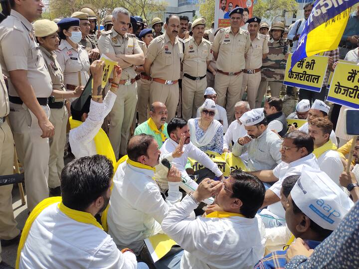 कार्यकर्ताओं का कहना है कि अरविंद केजरीवाल ने दिल्ली और पंजाब की जनता को बिजली, पानी के रूप में जो तोहफा दिया है, उससे बीजेपी को तकलीफ है. तभी एक के बाद एक आप नेताओं को बीजेपी जेल भिजवा रही है.