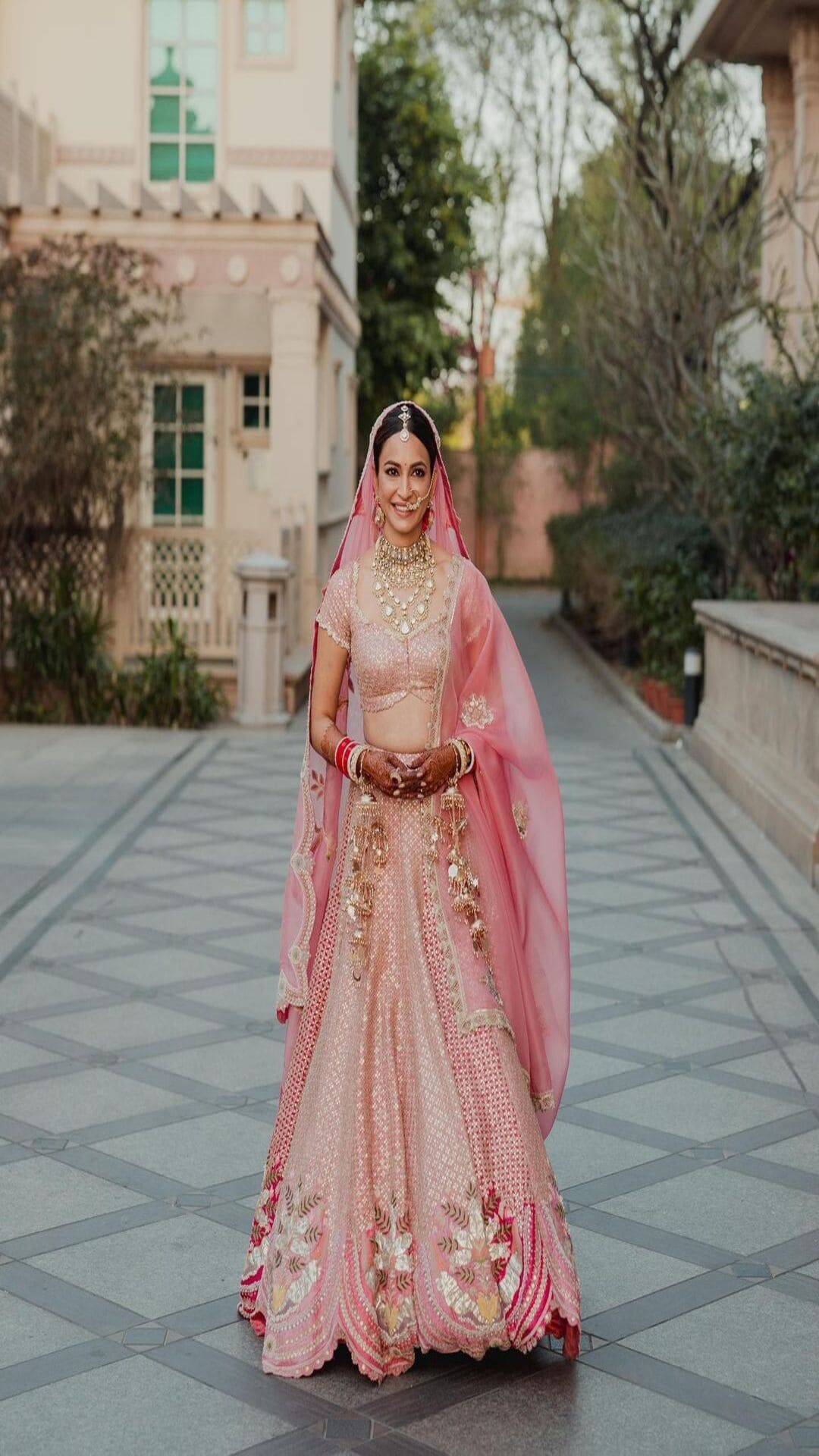 Priyanka Chopra Bridal Lehenga,इन दुल्हनों के लहंगों का नहीं कोई जवाब,  खूबसूरती के आगे फीके लगेंगे प्रियंका-अनुष्का के ब्राइडल लुक - beautiful  sabyasachi mukherjee bridal ...
