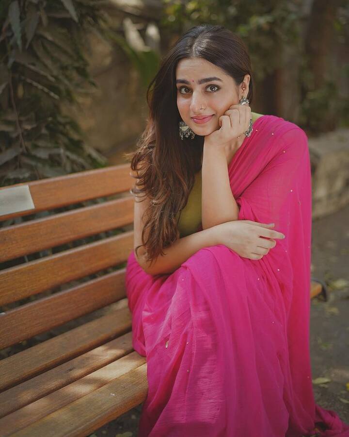 આ તસવીરમાં આયેશા ખાન પિંક કલરની સાડી પહેરેલી જોવા મળી હતી. આયેશા ખાનનો આ નવો લૂક સોશિયલ મીડિયા પર વાયરલ થઈ રહ્યો છે.