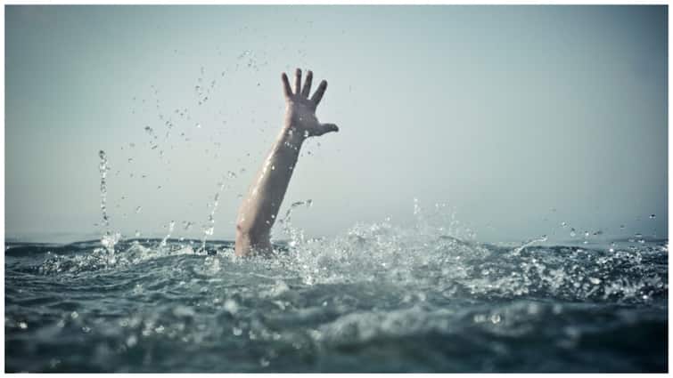 Mumbai Holi tragedy 19 year old Drowns In Mahim Sea friend missing 3 Rescued Mumbai: Holi Ends In Tragedy After 19-Year-Old Drowns In Sea, Friend Missing. 3 Rescued