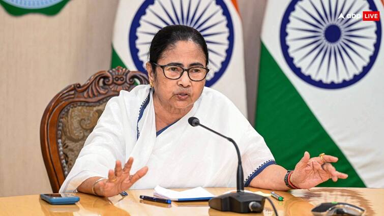 Mamata Banerjee TMC releases star campaigners list for Lok Sabha elections 2024 Mahua Moitra name not include See full List Lok Sabha Elections 2024: TMC के स्‍टार कैंपेनर की ल‍िस्‍ट से गायब हुआ महुआ मोइत्रा का नाम, जानें 40 नेताओं में कौन कौन