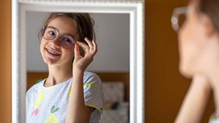 आज हम आपको बताएंगे कुछ खास एक्सरसाइज जिसके जरिए आपको अपने आंखों की रोशनी बढ़ाने के साथ-साथ, आंखों के डार्क सर्कल और झुर्रियों से भी छुटकारा पा सकते हैं.