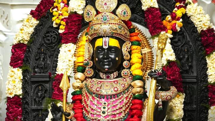 রাম মন্দিরের হোলি নিয়ে অযোধ্যায় এবার নেমেছিল আনন্দের ঢল। শত শত ভক্ত রামলালার দর্শনে সমাগত হন।