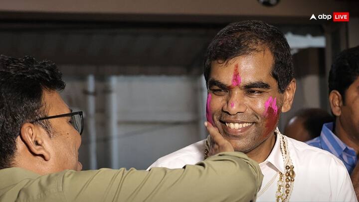 एआईएडीएमके प्रत्याशी के चुनावी हलफनामे के मुताबिक, मौजूदा समय में उनके पास 526.53 करोड़ रुपए की चल संपत्ति (इनमें अधिकतर एफडी, सरकारी और निजी बैंकों में सेविंग्स, डिबेंचर्स-शेयर और म्यूचुअल फंड्स में निवेश है) है, जबकि 56.95 करोड़ रुपए की अचल संपत्ति है.