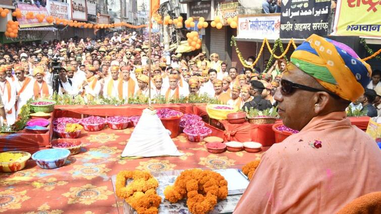 CM Yogi celebrate Holi Gorakhnath temple said Sanatan Dharma believes enthusiasm ann Holi 2024: सीएम योगी होली मनाने पहुंचे गोरखनाथ मंदिर, बोले- 'सनातन धर्म उत्साह में विश्वास करता हैं'