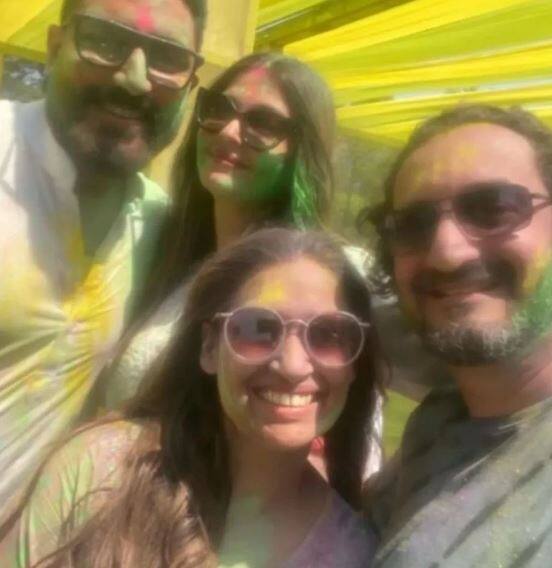 सोशल मीडिया ऐश्वर्या राय बच्चन की होली पार्टी फोटोज वायरल हैं. ऐश्वर्या राय बच्चन, अभिषेक बच्चन और आराध्या बच्चन अपने दोस्तों के साथ होली पार्टी में मस्ती करते नजर आए.