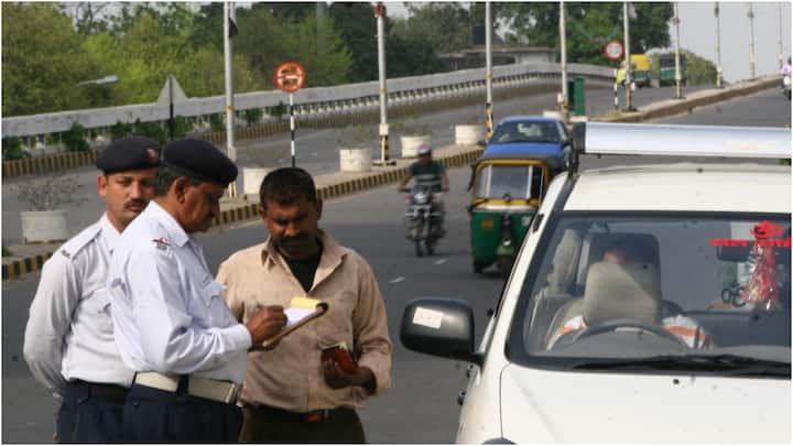 Delhi traffic police issued a total of 824 challans for drunk driving on Holi दिल्ली में होली के दिन ड्रिंक एंड ड्राइव पर ट्रैफिक पुलिस का एक्शन, काटे इतने चालान