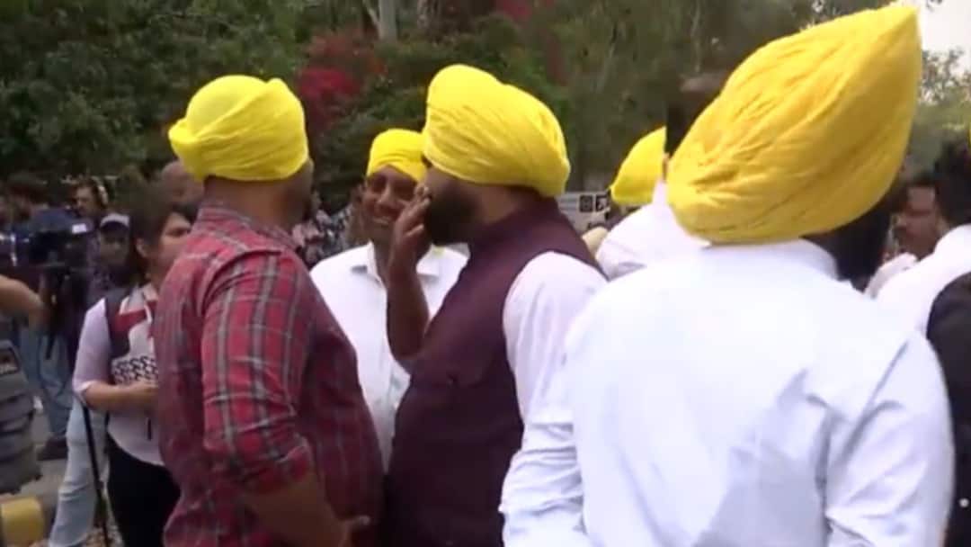 AAP Protest: டெல்லி: பிரதமர் அலுவலகத்தை முற்றுகையிட்ட ஆம் ஆத்மி கட்சியினர்.. கூண்டோடு தூக்கிய போலீஸ்..