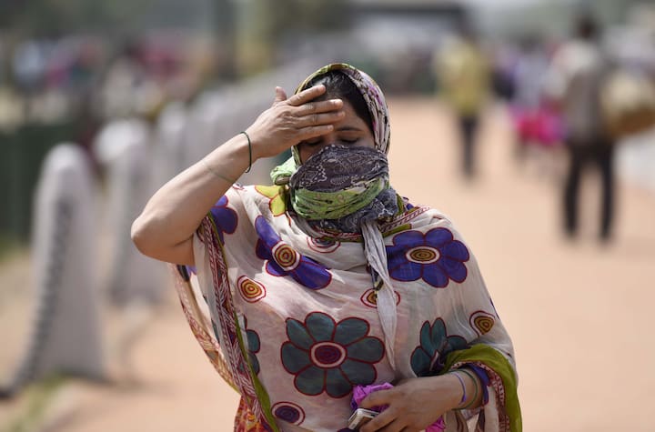 राजस्थान में गर्मी के तल्ख तेवर दिखने शुरू हो गये हैं. तापमान में लगातार बढ़ोतरी दर्ज की जा रही है. पश्चिमी राजस्थान के फलोदी में बुधवार को सबसे ज्यादा तापमान दर्ज किया गया. दिन का पारा 41.2 डिग्री सेल्सियस पहुंच गया.