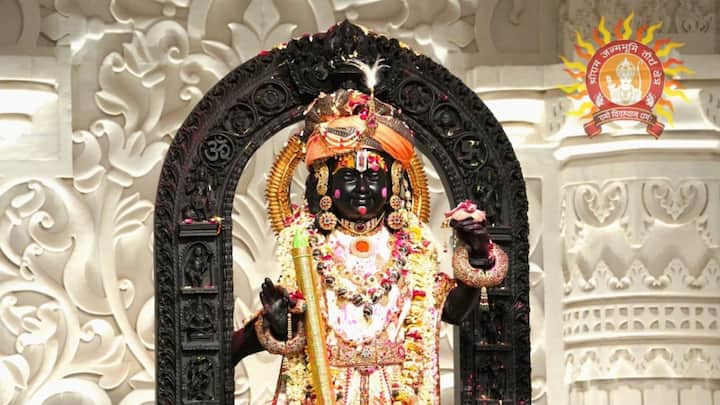 ayodhya news Ramlala unique adornment in holi and devotees play holi with ramlala Holi 2024: रामलला ने अपने हाथों में थामी पिचकरी, अयोध्या में भक्तों ने भगवान राम के साथ मनाई होली