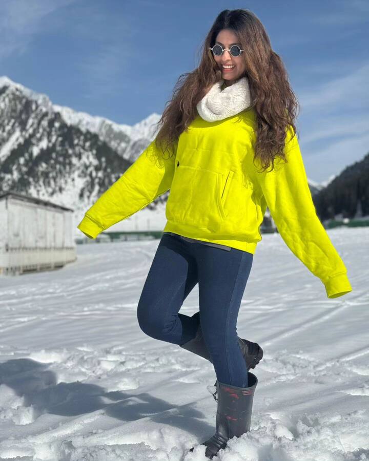 पिवळ्या जॅकेट मध्ये अभिज्ञा फारच सुंदर दिसत आहे.(photo:abhidnya.u.b/ig)