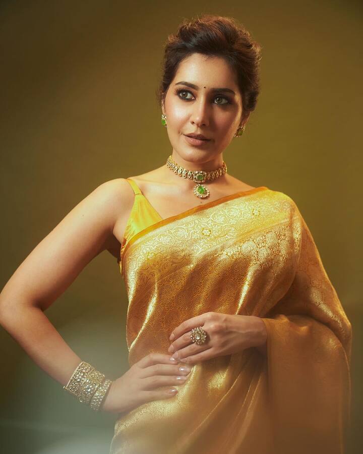 Raashi Khanna Traditional Look: బబ్లీ బ్యూటీ రాశీ ఖన్నా తాజాగా చీరకట్టుతో ఆకట్టుకుంది. గోల్డ్ కలర్ సిల్క్ చీరలో కొత్త పెళ్లి కూతురిలా మెరిసింది.