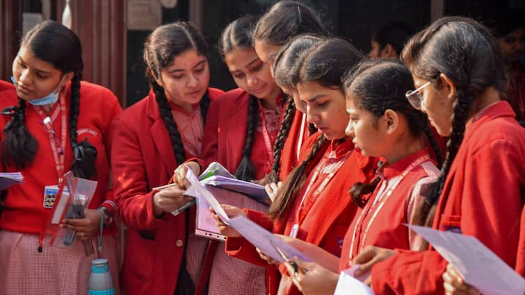 Bihar Board 10th Result 2024 How To Check BSEB Matriculation High School Result via Mobile SMS Bihar Board 10th Result 2024: एसएमएस की मदद से ऐसे चेक कर सकेंगे बिहार बोर्ड 10वीं का रिजल्ट, आप भी जान लें