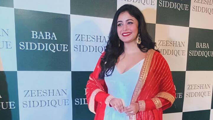 আর আজ, সোশ্যাল মিডিয়ায় বাবা সিদ্দিকির পার্টির ছবি শেয়ার করে নেন ঋতাভরী। সাদা গাউন আর লাল ওড়না পরেছিলেন তিনি।