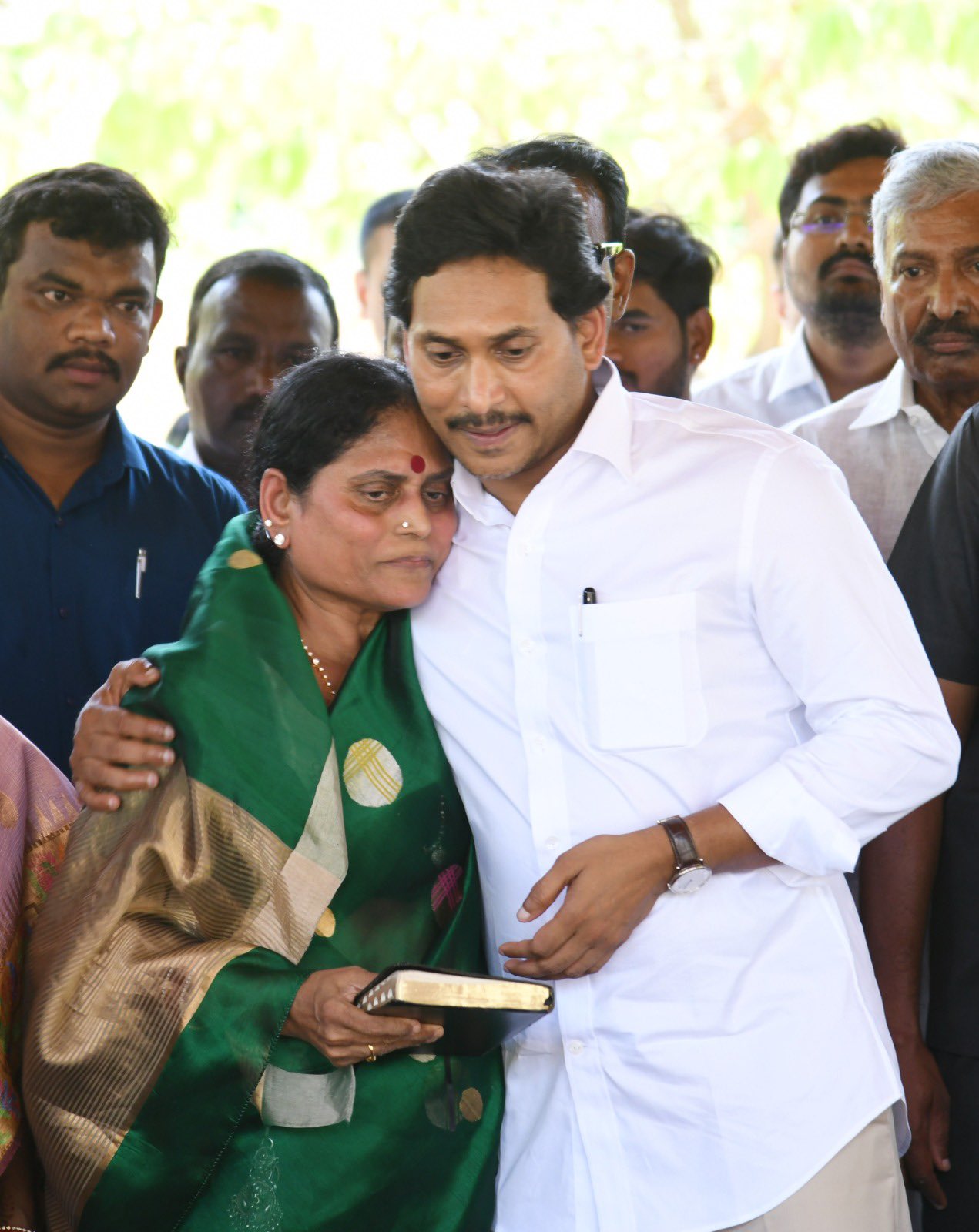 YS Vijayamma : ఇడుపులపాయలో జగన్‌తో వైఎస్ విజయలక్ష్మి -  కుమారుడికే మద్దతని పరోక్ష సంకేతాలా ?