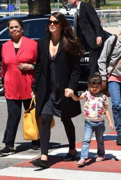 ਇਸੇ ਲਈ ਆਰਾਧਿਆ ਦੀ ਮਾਂ ਐਸ਼ਵਰਿਆ ਨੇ ਆਪਣੀ ਧੀ ਲਈ ਹੋਲੀ ਦੀ ਸਪੈਸ਼ਲ ਪਾਰਟੀ ਦਿੱਤੀ ਸੀ, ਅਤੇ ਇਸ ਪਾਰਟੀ 'ਚ ਜ਼ਿਆਦਾਤਰ ਆਰਾਧਿਆ ਦੇ ਫਰੈਂਡਜ਼ ਸ਼ਾਮਲ ਹੋਏ ਸੀ।