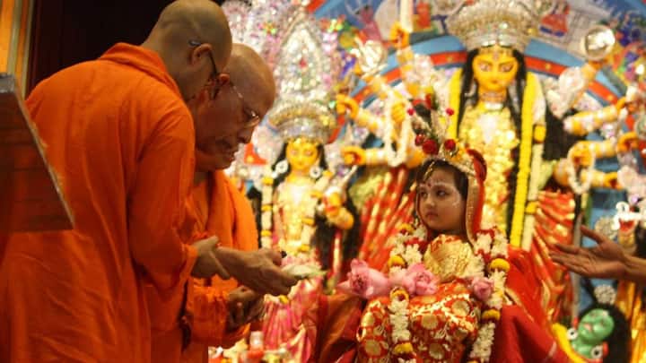 স্বামী শঙ্করানন্দজি মহারাজের কাছে মন্ত্র দীক্ষা নিয়েছিলেন তিনি। এছাড়াও তিনি স্বামী শঙ্করানন্দজি মহারাজের কাছ থেকে সন্ন্যাস গ্রহণ করেন তিনি। ১৯৬০ সালে তাঁর নাম হয় স্বামী স্মরণানন্দ।