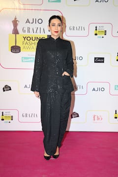 PHOTO: क्या खूब लगती हो.. करिष्मा कपूरचा नवा लूक पहिला का?