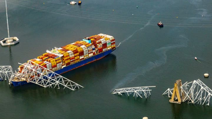 As the vessel approached the bridge, puffs of black smoke could be seen as the lights flickered on and off. (Image Source: Getty Images)