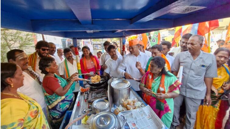 Tamilisai Soundarajan BJP Candidate Pays For Vada Via UPI Amid Campaign, Hails Digital Development Lok Sabha Election BJP Candidate Tamilisai Soundarajan Pays For Vada Via UPI Amid Campaign, Hails Digital Development