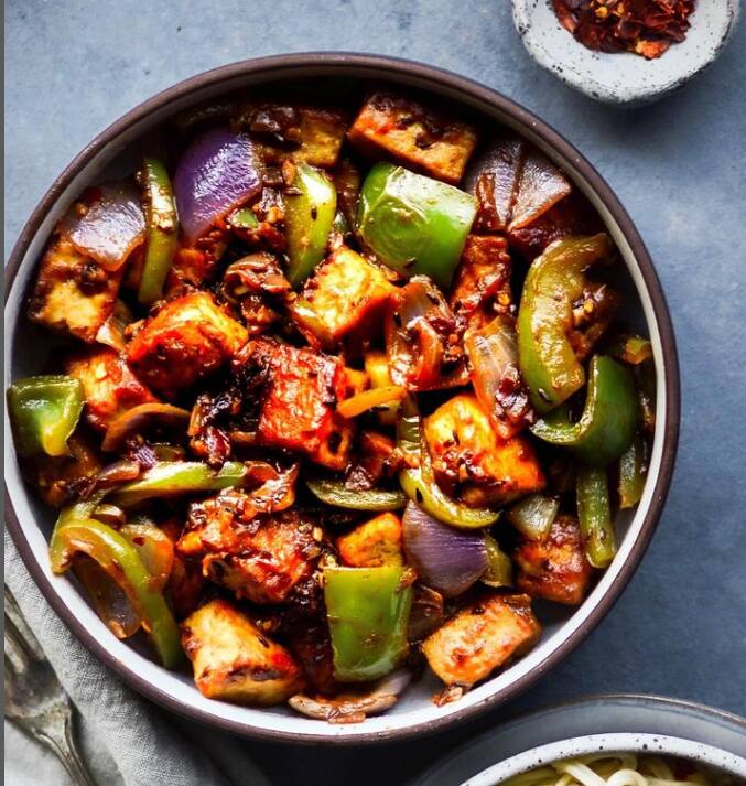 தேவையான பொருட்கள் : டோஃபு - 200 கிராம், எள் எண்ணெய் - 2 டீஸ்பூன், நறுக்கிய பூண்டு - 1 டீஸ்பூன், நறுக்கிய இஞ்சி - 1 டீஸ்பூன், வெங்காயம் - 1, கேப்சிகம் - 1/2., சோயா சாஸ் - 1 டீஸ்பூன், ரெட் சில்லி சாஸ் - 2 டீஸ்பூன், தக்காளி கெட்ச்அப் - 1 டீஸ்பூன், வினிகர் - 1 டீஸ்பூன், ரெட் சில்லி ஃப்ளேக்ஸ் - 1 டீஸ்பூன், தண்ணீர் - 1/2 கப், சோள மாவு - 1 டீஸ்பூன், தண்ணீர், ஸ்பிரிங் ஆனியன் .