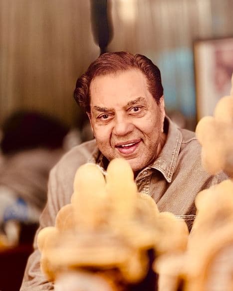 धर्मेंद्र की सुपरहिट फिल्मों में 'धरम वीर', 'मेरा गांव मेरा देश', 'गुड्डी', 'ड्रीम गर्ल', 'लोफर', 'यादों की बारात', 'पत्थर और पायल', 'चुपके-चुपके', 'फरिश्ते', 'प्रतिज्ञा', 'राम बलराम', 'सीता और गीता', 'अंधा कानून', 'शोले', 'यमला पगला दीवाना' जैसी बेहतरीन फिल्में की हैं.