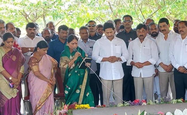 YS Vijayamma : ఇడుపులపాయలో జగన్‌తో వైఎస్ విజయలక్ష్మి -  కుమారుడికే మద్దతని పరోక్ష సంకేతాలా ?