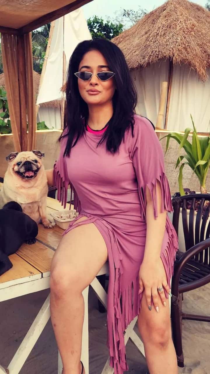 ‘నువ్వు లేక నేను లేను‘ చిత్రంతో టాలీవుడ్ లోకి అడుగు పెట్టింది. Photo Credit: Keira Rathore/Instagram