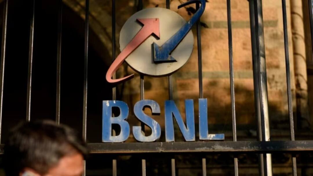 BSNL Broadband Plans: జియో, ఎయిర్టెల్ పక్కనపెట్టండి - బీఎస్ఎన్ఎల్ ఇస్తున్న ఈ బెస్ట్ బ్రాడ్బ్యాండ్ ప్లాన్లు తెలుసా? BSNL Best Broadband Plans to Stream IPL 2024 Check Complete List BSNL Broadband Plans: జియో, ఎయిర్టెల్ పక్కనపెట్టండి - బీఎస్ఎన్ఎల్ ఇస్తున్న ఈ బెస్ట్ బ్రాడ్బ్యాండ్ ప్లాన్లు తెలుసా?