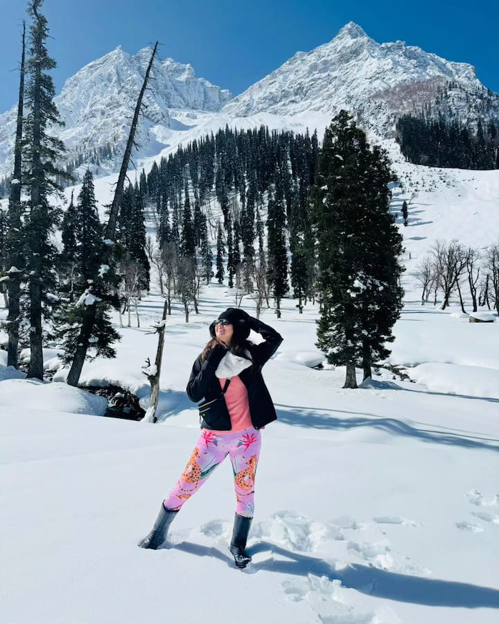 यात अभिज्ञा बर्फाचा आनंद घेताना दिसत आहे. photo:abhidnya.u.b/ig)