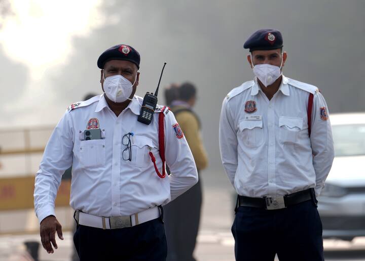 कैमरे के चालान से बचने के लिए लोग अपनी नंबर प्लेट को छुपा देते हैं, कुछ लोग इस पर टेप लगा देते हैं तो कुछ जानबूझकर मिट्टी लगा देते हैं.
