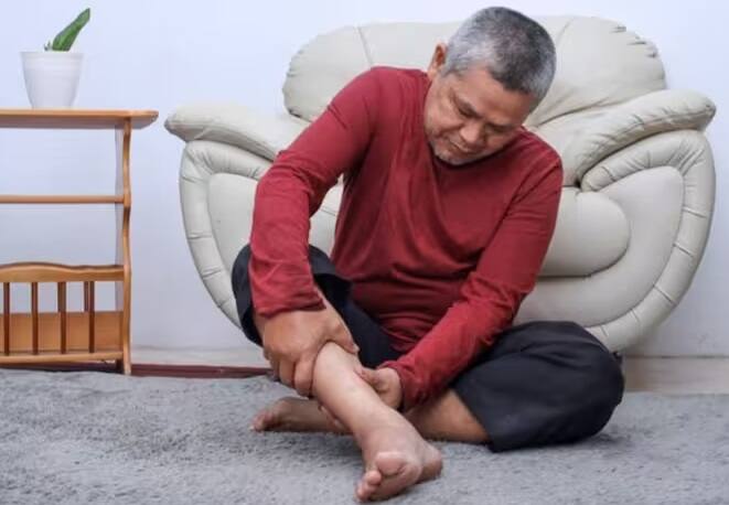 કોલેસ્ટ્રોલ વધવું અને હાર્ટ એટેક આવવો એ આજકાલની સૌથી સામાન્ય સમસ્યા છે. પરંતુ આ પહેલા શરીર કેટલાક સંકેતો આપે છે, જો આપણે તેને નજરઅંદાજ ન કરીએ તો તેને સમયસર રોકી શકાય છે. જેમાંથી એક પગમાં દુખાવો છે. હા, જો તમને લાંબા સમયથી તમારા પગમાં દુખાવો રહે છે તો તે હાર્ટ એટેક અથવા વધેલા કોલેસ્ટ્રોલની નિશાની હોઈ શકે છે.