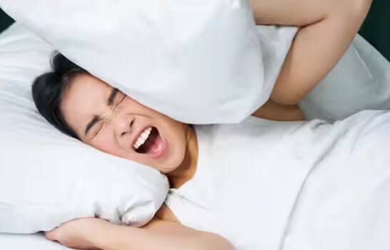 ਅੱਜਕੱਲ੍ਹ ਕਈ ਲੋਕ ਨੀਂਦ ਨਾ ਆਉਣ ਦੀ ਸਮੱਸਿਆ ਤੋਂ ਜੂਝ ਰਹੇ ਹਨ, ਅਜਿਹਾ ਨਹੀਂ ਹੈ ਕਿ ਸਿਰਫ਼ ਘੱਟ ਉਮਰ ਦਾ ਵਿਅਕਤੀ, ਸਗੋਂ ਹਰ ਉਮਰ ਦਾ ਵਿਅਕਤੀ ਇਸ ਪਰੇਸ਼ਾਨੀ ਨਾਲ ਜੂਝ ਰਿਹਾ ਹੈ। ਕੀ ਤੁਸੀਂ ਵੀ ਦੇਰ ਰਾਤ ਜਾਗਣ ਦੀ ਸਮੱਸਿਆ ਤੋਂ ਪਰੇਸ਼ਾਨ ਹੋ ਤਾਂ ਅੱਜ ਅਸੀਂ ਤੁਹਾਨੂੰ ਦੱਸਾਂਗੇ ਕੁਝ ਯੋਗ, ਜਿਨ੍ਹਾਂ ਨੂੰ ਕਰਨ ਤੋਂ ਬਾਅਦ ਤੁਹਾਨੂੰ ਚੰਗੀ ਨੀਂਦ ਆਵੇਗੀ। ਬੀਐਮਜੇ ਓਪਨ ਜਨਰਲ ਵਿੱਚ ਪਬਲਿਸ਼ ਇੱਕ ਆਰਟਿਕਲ ਦੇ ਮੁਤਾਬਕ ਜੇਕਰ ਕਿਸੇ ਵਿਅਕਤੀ ਨੂੰ ਨੀਂਦ ਨਾ ਆਉਣ ਦੀ ਸਮੱਸਿਆ ਹੈ ਤਾਂ ਉਸ ਨੂੰ ਕਸਰਤ ਜਾਂ ਯੋਗਾ ਕਰਨਾ ਚਾਹੀਦਾ ਹੈ।