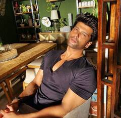 13 साल छोटी एक्ट्रेस को डेट कर रहा है ये एक्टर! कभी जुड़ा था गौहर खान के साथ नाम, पहचाना क्या?